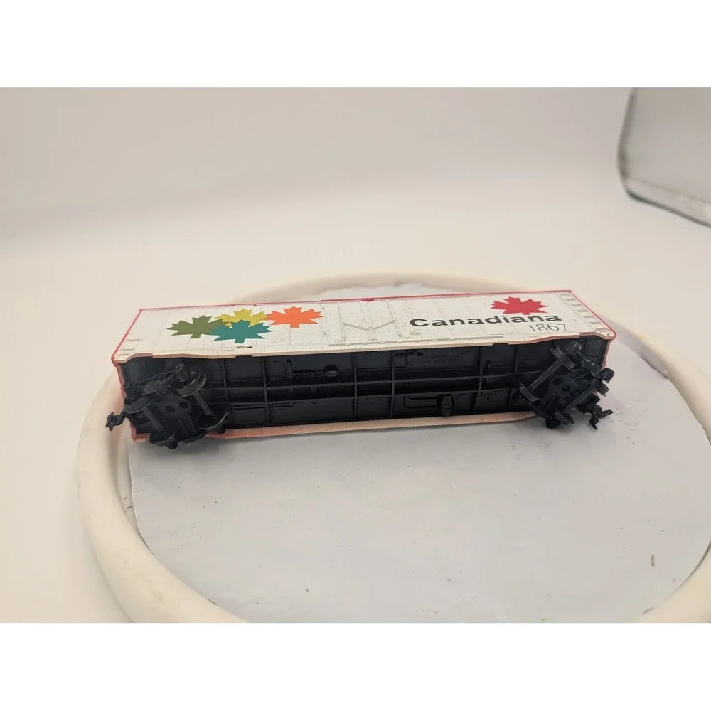 HO Scale Canadiana 1867 Boxcar White Red‎ Maple Leaf Model Train Rolling Stock